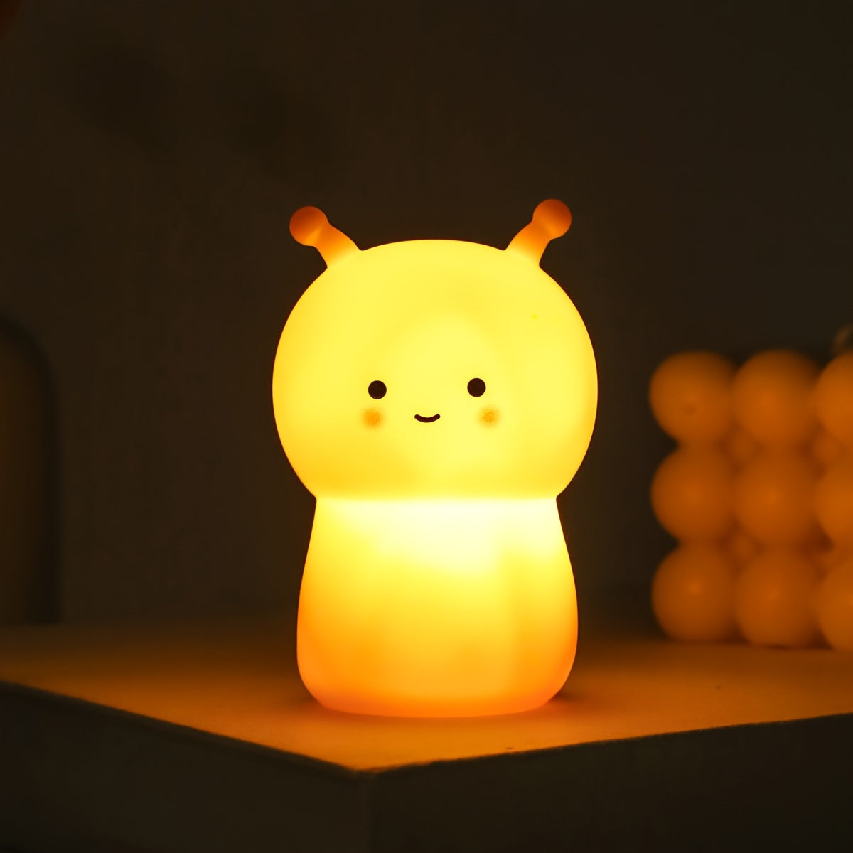 Bolalar uchun qulay LED tungi chiroq, pushti va yashil ranglarda multfilm dinozavr va hasharot dizayni.