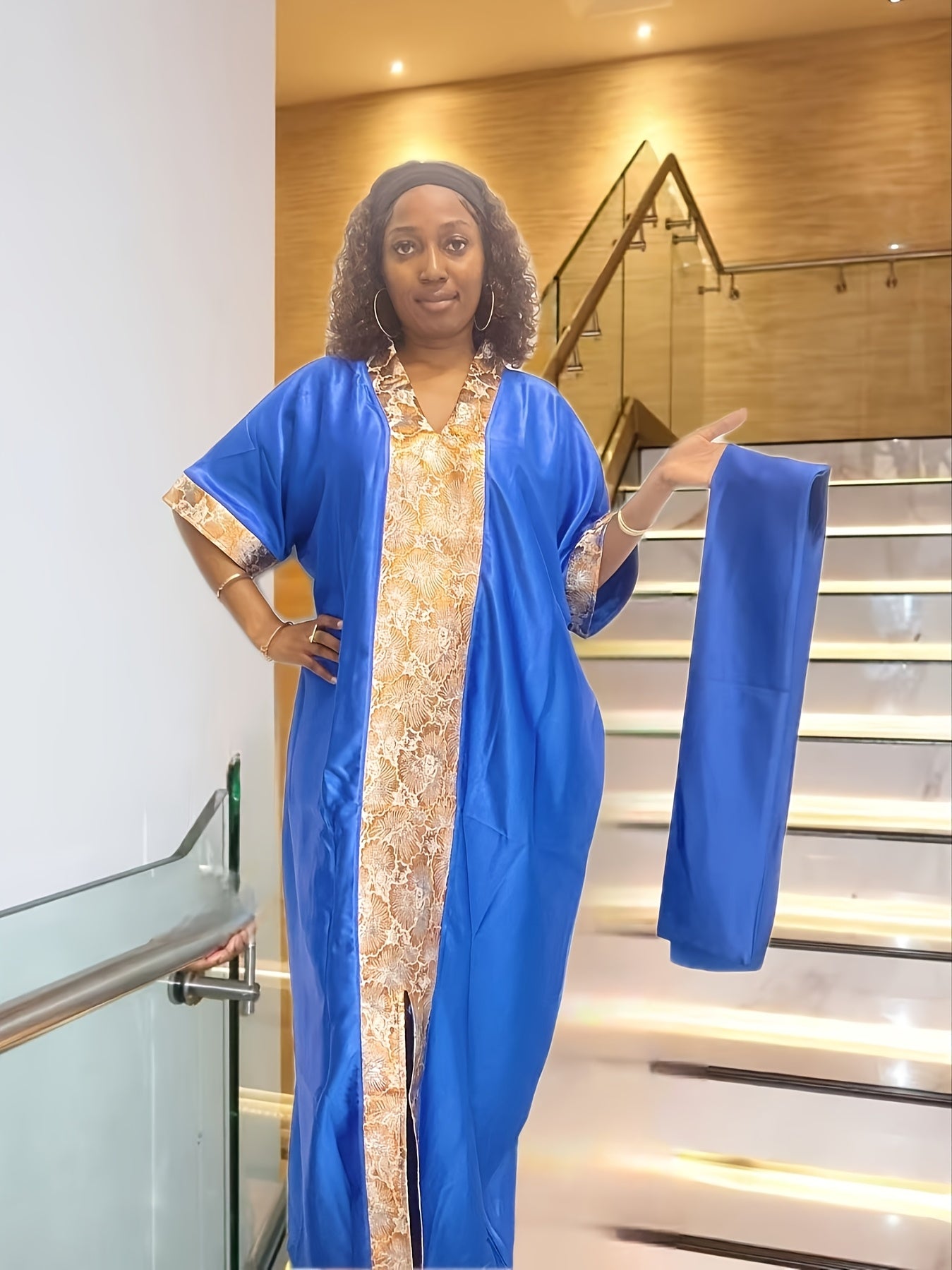 Ayollar uchun ko‘k va oltin rangli blokli musulmon kaftan kiyimi va boshbog‘