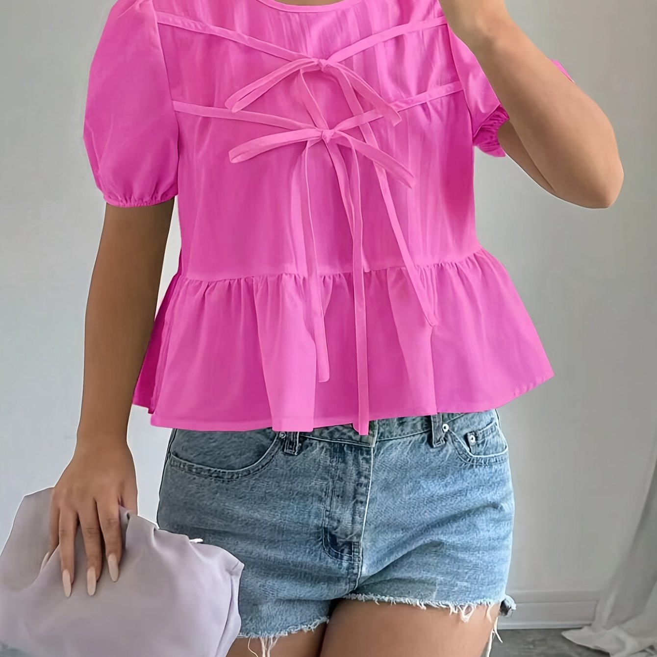 Kattalar uchun qisqa qoʻl, puffli koʻylak, toʻqilgan polyester bilan bezatilgan va old tomonida bogʻich bilan bezatilgan, zamonaviy yozgi uslub uchun.