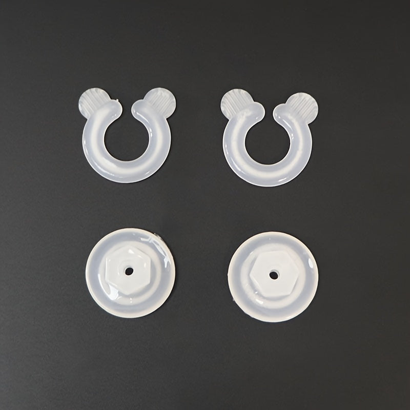 Набор для крепления одеяла, содержащий безигольное крепление, простыню с невидимым фиксирующим пряжкой в углах, одеяло с противоскользящей отделкой, наволочку и одеяло с технологией противобегства.