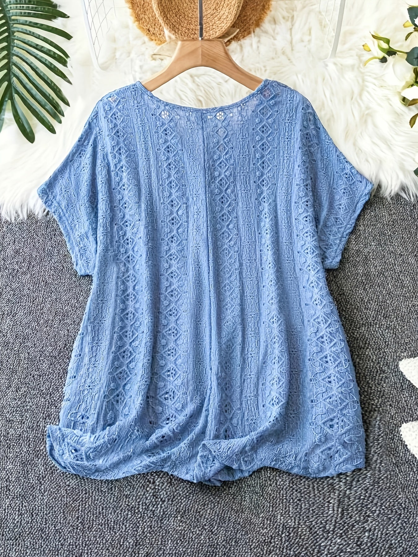 Стильная блузка с V-образным вырезом и короткими рукавами, с рукавами-кимоно, деталями из глазковой кружева и облегающим кроем - идеальна для лета.