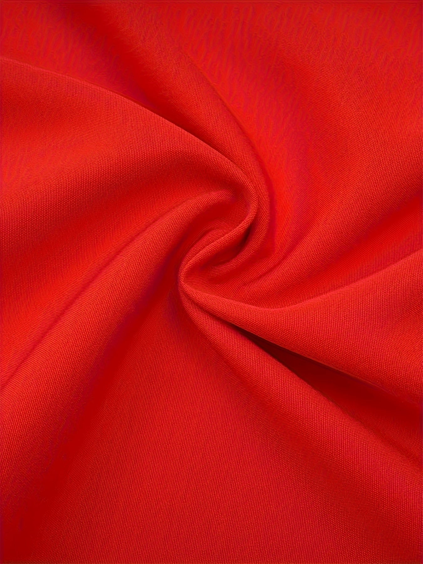 Ayollar uchun tugmachali old qismi bilan bir rangda, zamonaviy uzun plus o'lchamdagi ko'ylak.