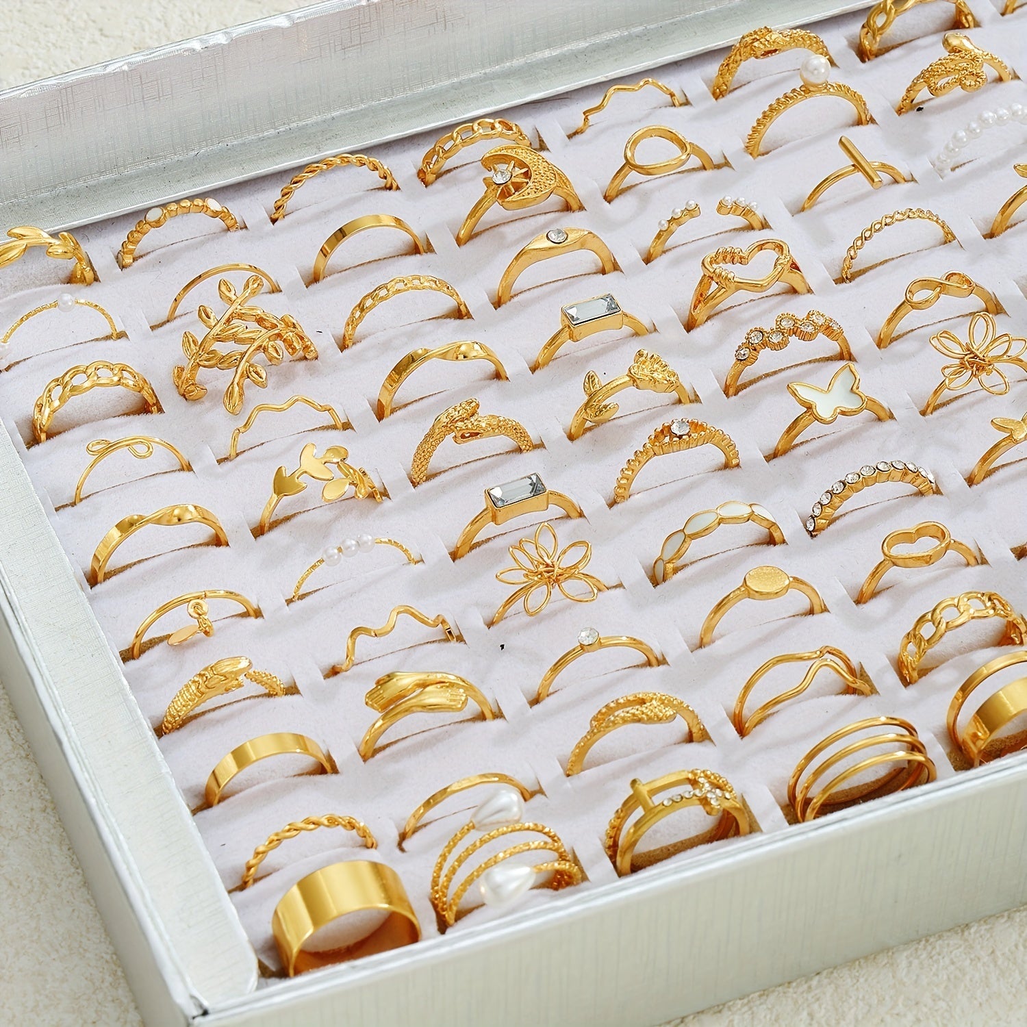 Ayollar uchun oddiy uslubdagi alyumindan tayyorlangan 52 ta aralash yurak, kapalak, barg va geometrik turdagi uzuklar to'plami. Bu ko'p qirrali moda aksessuarlar kundalik kiyim uchun ideal bo'lib, barcha fasllarga mos keladigan turli dizaynlarga ega.