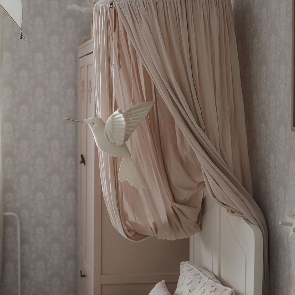 Nordik uslubidagi pendant, chiroyli lenin san'atidagi kolibri shaklida, bolalar xonasini bezatish uchun mukammal. Fotografiya suratlari uchun ajoyib va bolalar xonasi dekoratsiyasi uchun prop sifatida.