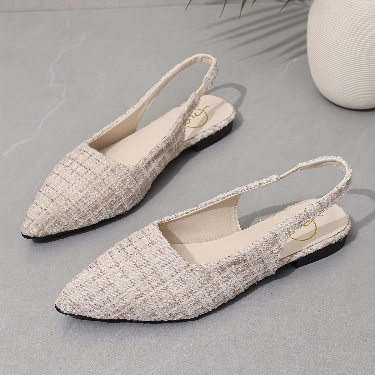 Kundalik kiyish uchun nozik burunli va past tovonli slingback sandallar.