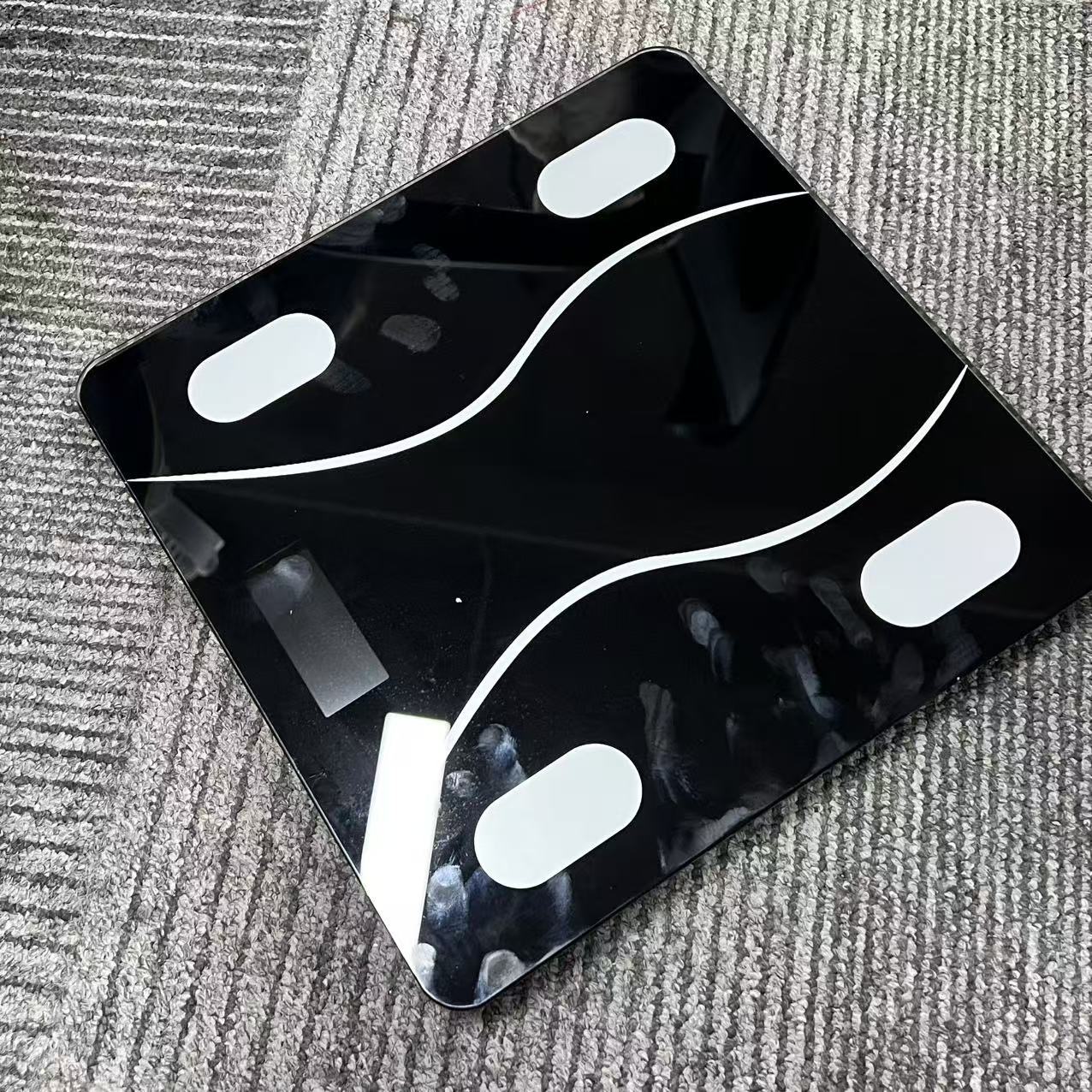 HOTU Digital Electronic Weighing Scale with LED Display, High Precision, Battery-Powered, Wireless, Max Capacity 180kg, Black & White Design - HOTU tomonidan aniq tana vazni o‘lchash uchun asbob.