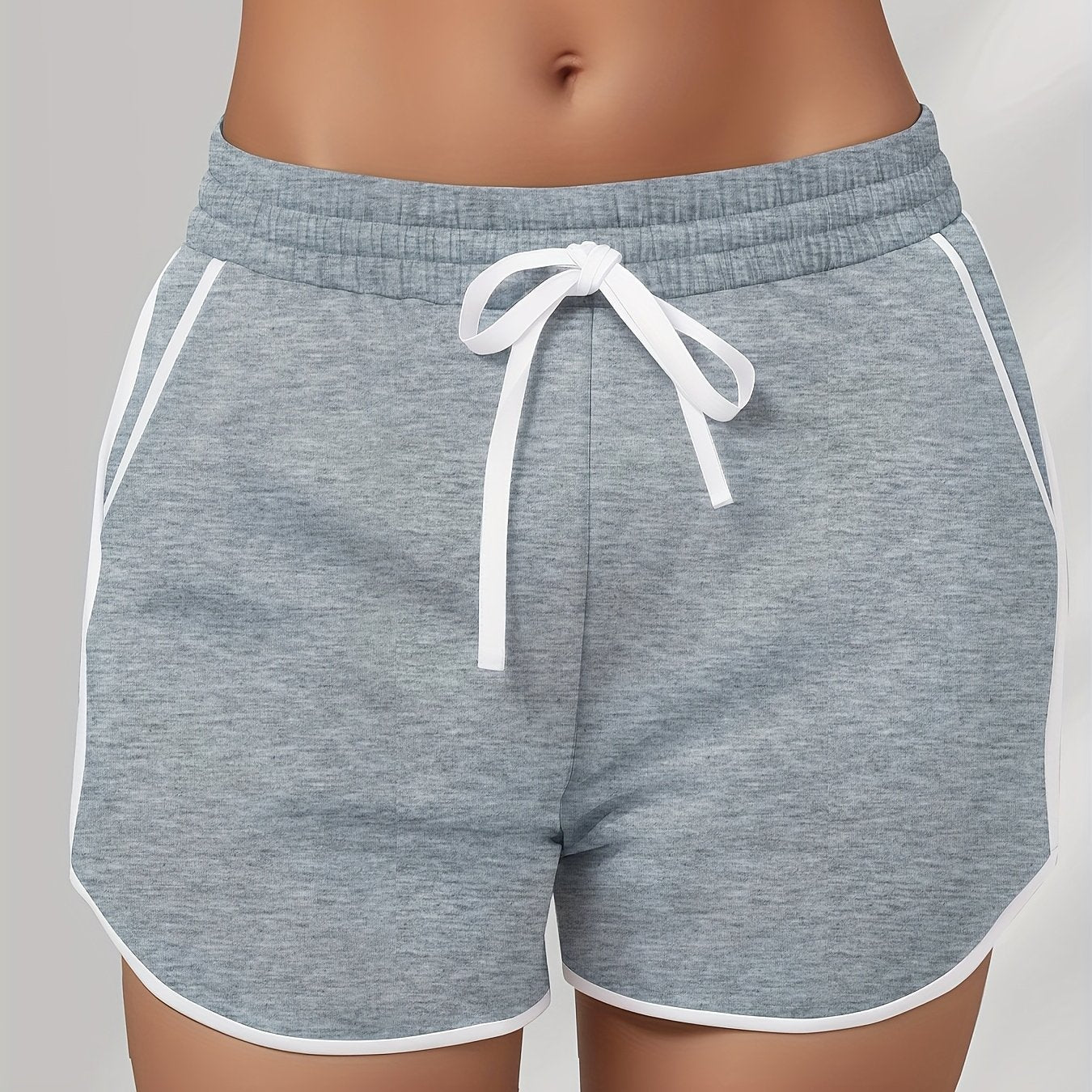 Ayollar uchun bir rangli chiziqli kengaytirilgan o'lchamdagi kundalik shortilar, cho'ntaklar bilan