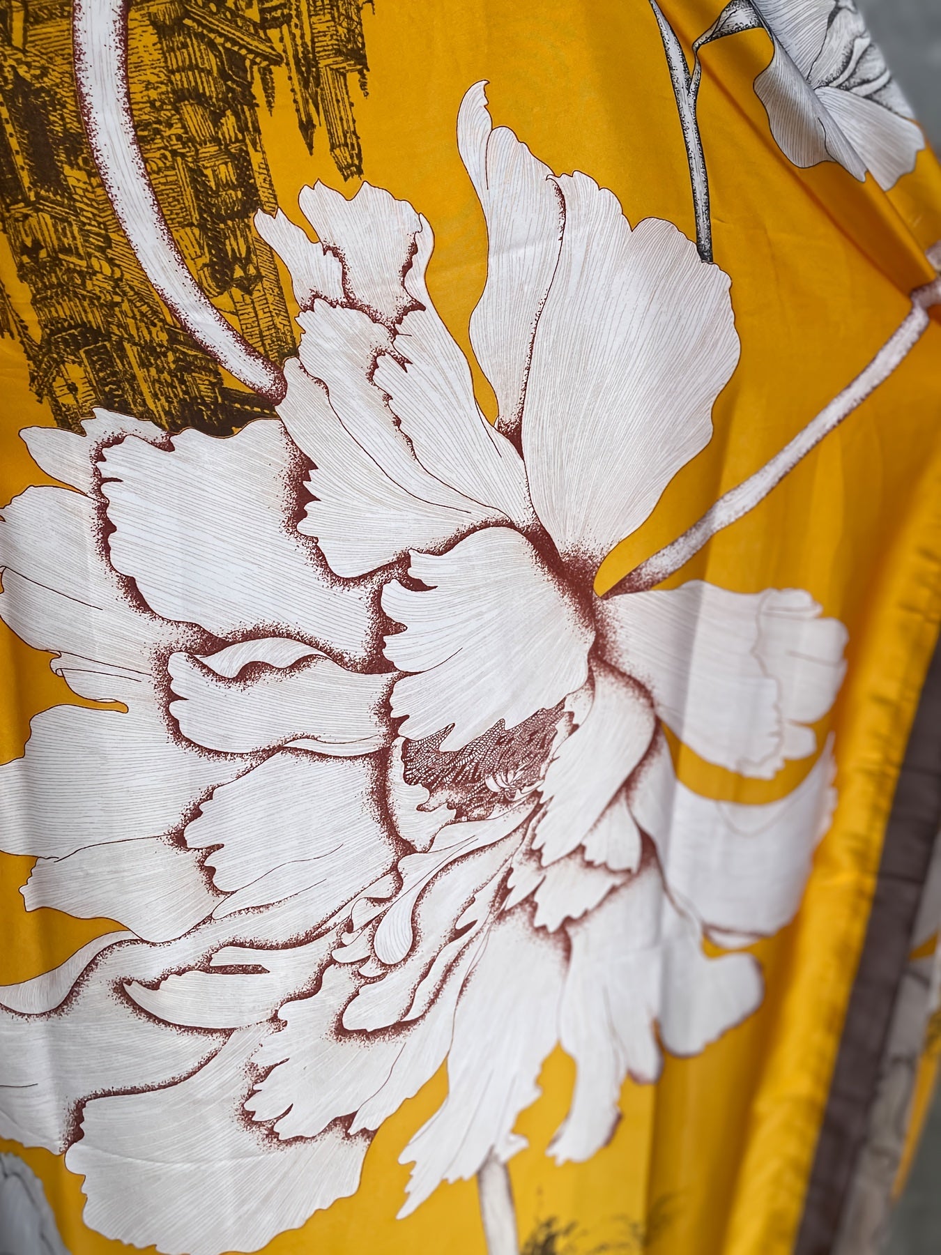 Ayollar uchun katta o'lchamli gullar bilan bosilgan tunik kiyi, sharf bilan, polyester, erkin fit