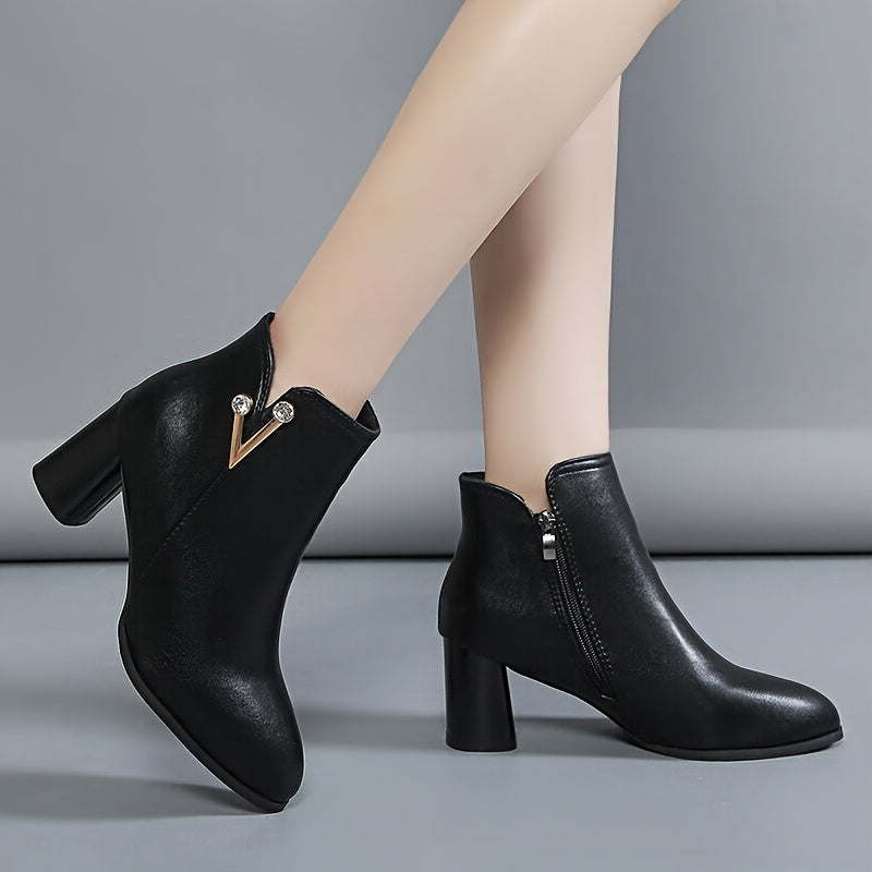 Белые ankle-ботинки для женщин с массивным каблуком, искусственным покрытием, круглым носком, боковой молнией, деталями пряжки, текстильной подкладкой, резиновой подошвой и высоким каблуком.