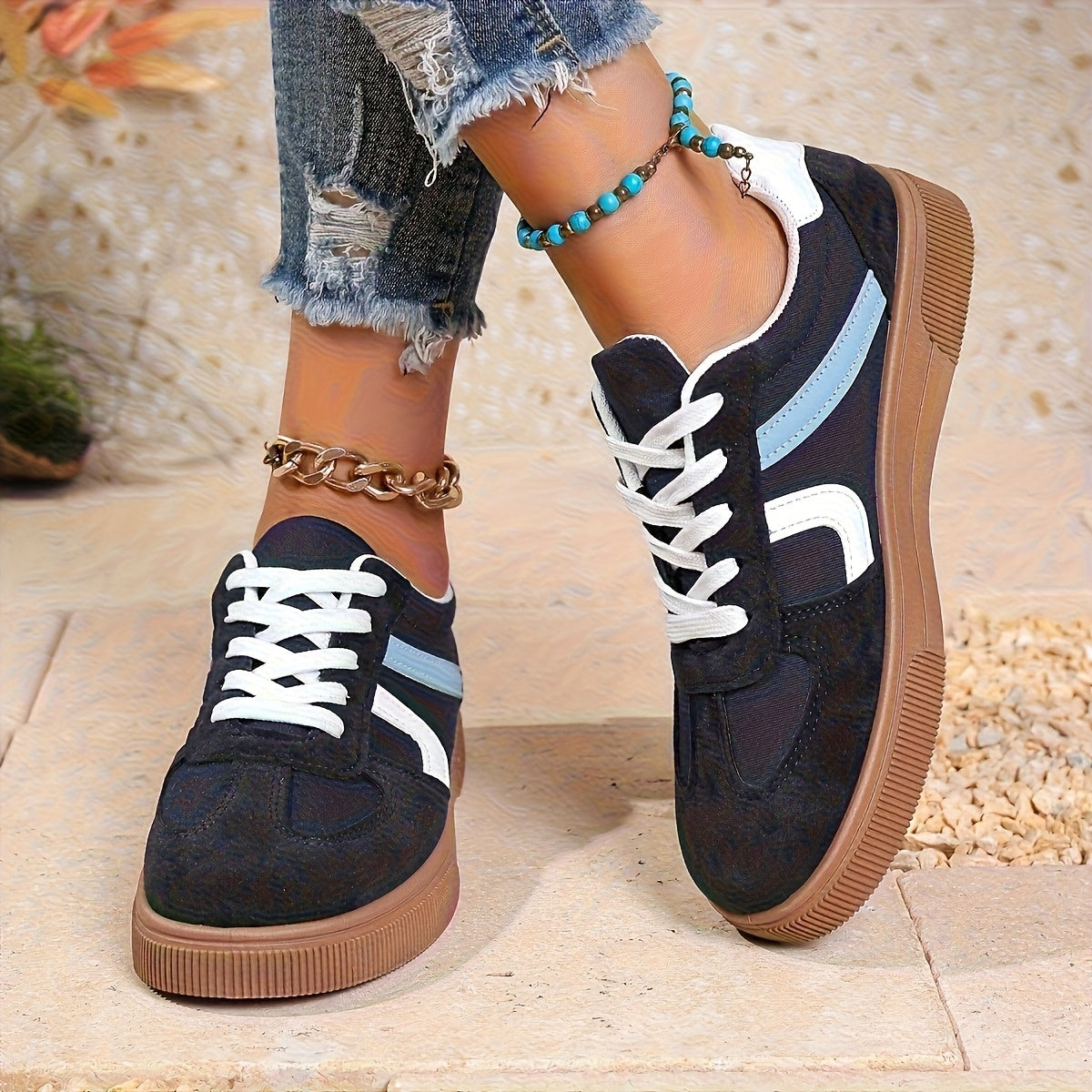 Ayollar uchun nafas oluvchi pastki sport poyabzali, shokni yutuvchi rezina taglik va pushti/ko'k aksentlar bilan