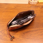 To'liq donli charmadan qilingan ko'zoynak qutilari, eski uslubda qo'l bilan tayyorlangan, o'simlik bilan tanlangan charmadan yasalgan. Ushbu qishloq uslubidagi ko'zoynak saqlash sumkalari qo'shimcha xavfsizlik uchun zip yopish bilan jihozlangan.