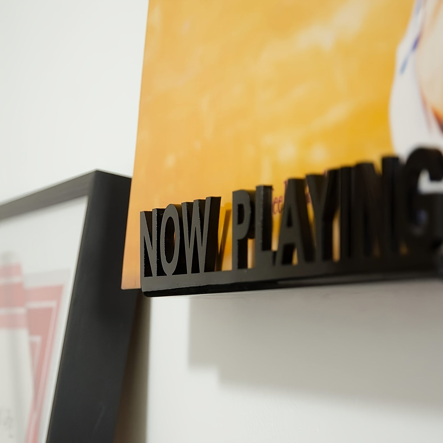 Yashash xonasi yoki javon uchun hozirda ijro etilayotgan LP displeyi bilan devorga o'rnatiladigan vinil yozuvlar uchun tutqich