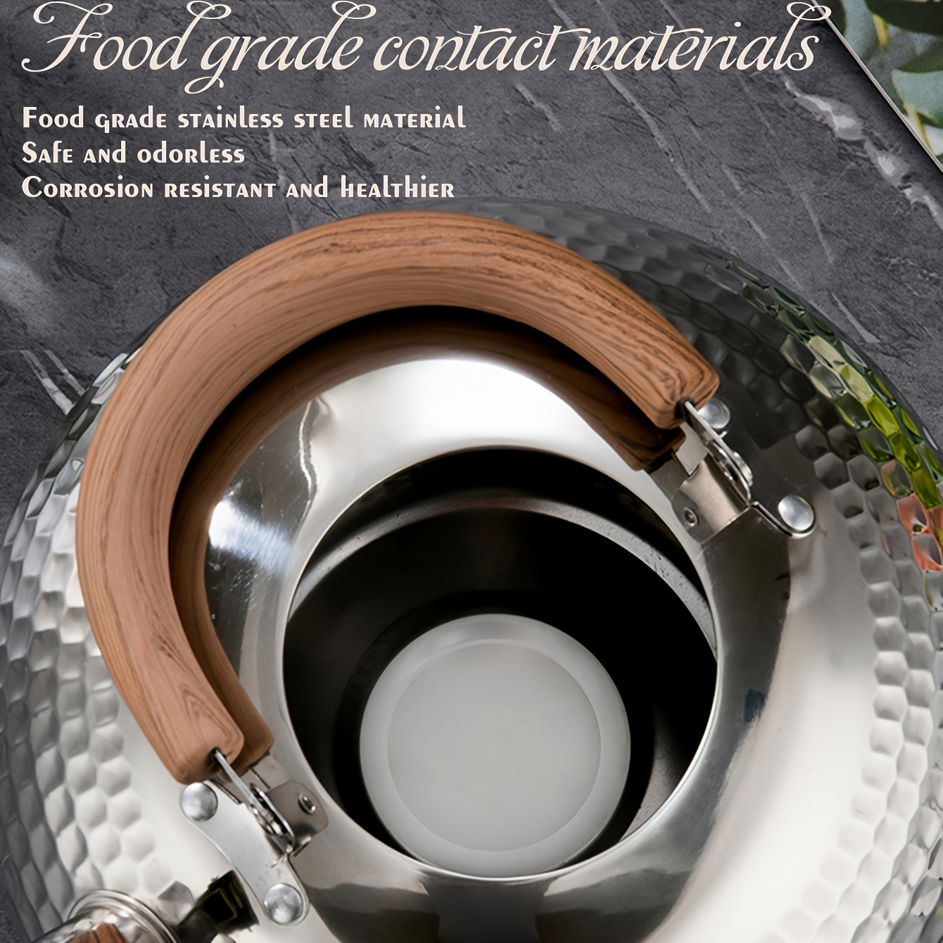 Удобный для использования на открытом воздухе чайник из нержавеющей стали с кованой текстурой и свистящим носиком, идеально подходящий для кипячения воды на заднем дворе для приготовления чая или кофе.