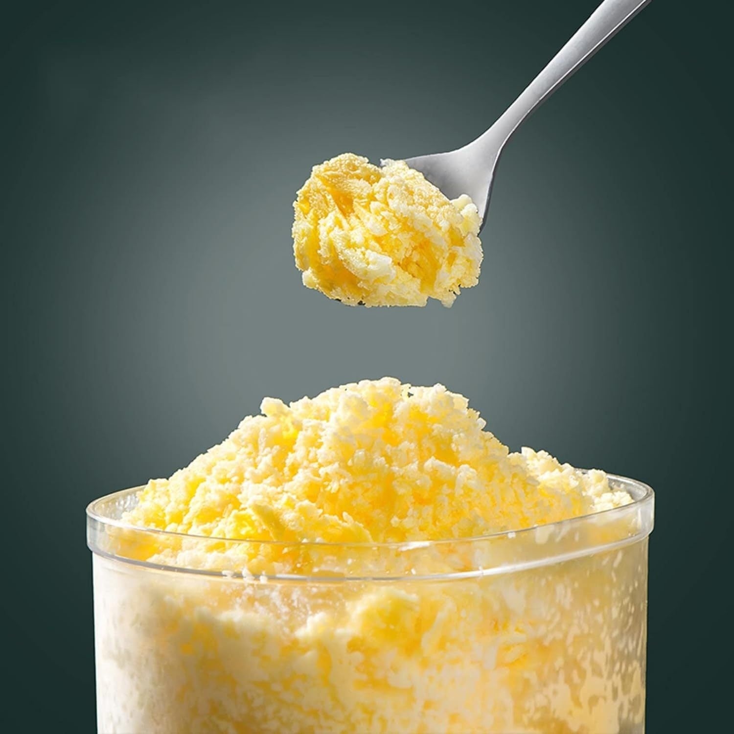 Oila a'zolari bilan bo'lishish uchun mos bo'lgan oshxona uchun yangi qo'lda ishlaydigan muzlatgich.