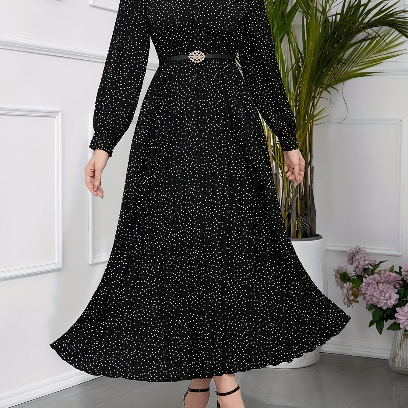 Bahor va kuz uchun qora va oq rangli gul bosma kiyingan kiyingan bilan bog'langan bo'yinbog'li kiyingan