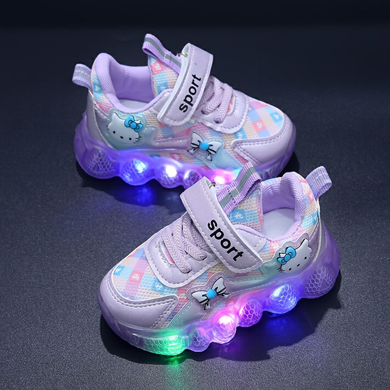 Sanrio qizlar uchun rang-barang multfilm bosmalariga ega LED yoritilgan krossovkalar, tasodifiy va ochiq havoda kiyish uchun mukammal. Qiziqarli va nafas oladigan to'r dizayni.