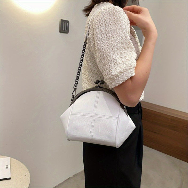 Ayollar uchun Vintage Kiss Lock Clutch kechki sumkasi, Punk Gothic Crossbody dizayni bilan. Oq, qizil yoki qora rangdagi katta sig'imli qobiq dizayniga ega zanjirli yelka sumkasi.