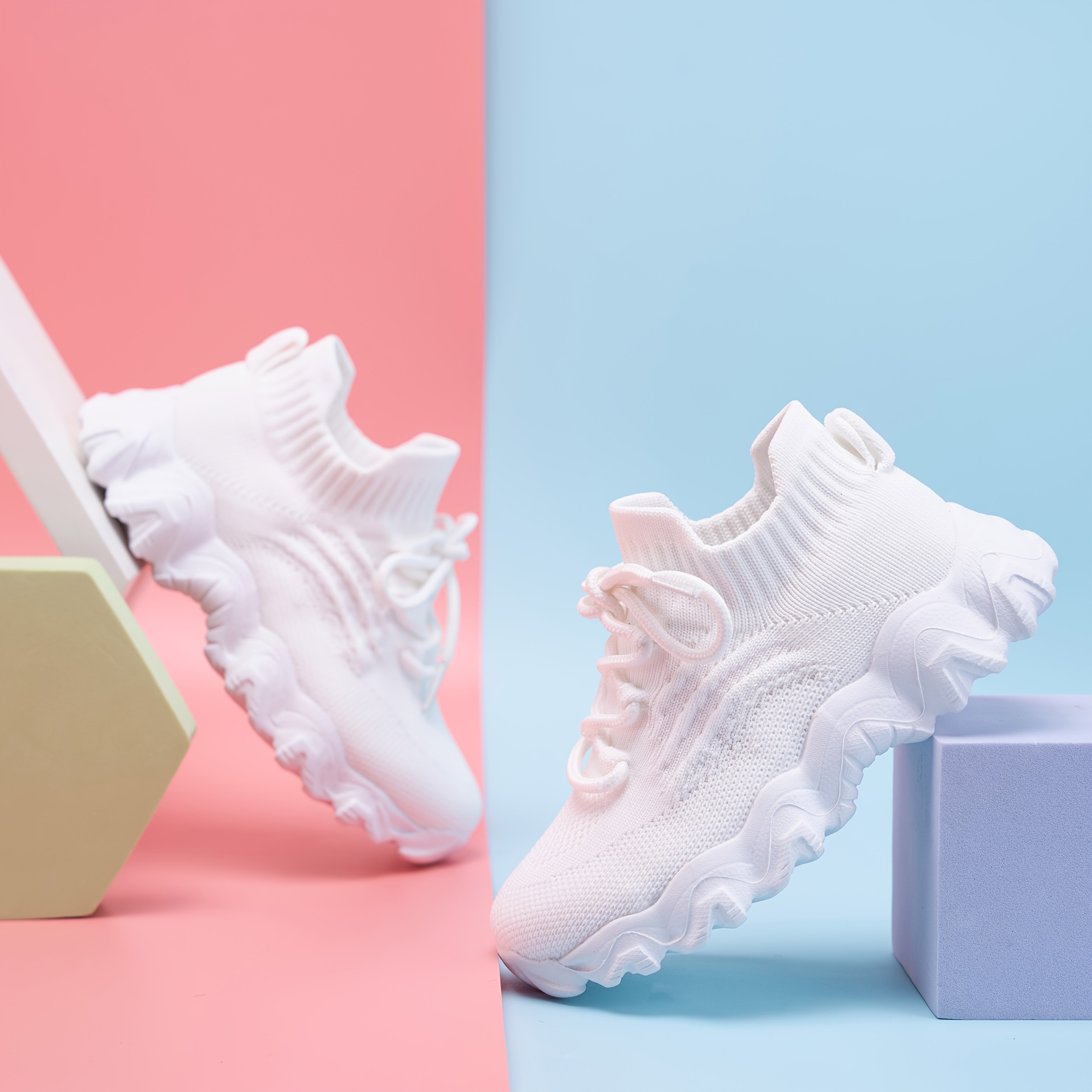 Qizlar uchun nafas oladigan to'qilgan tarmoq krossovkalari, turli ranglarda, ochiq havoda o'ynash va tasodifiy kiyimlar uchun mukammal. Sirpanmaydigan EVA taglik, engil dizayn.