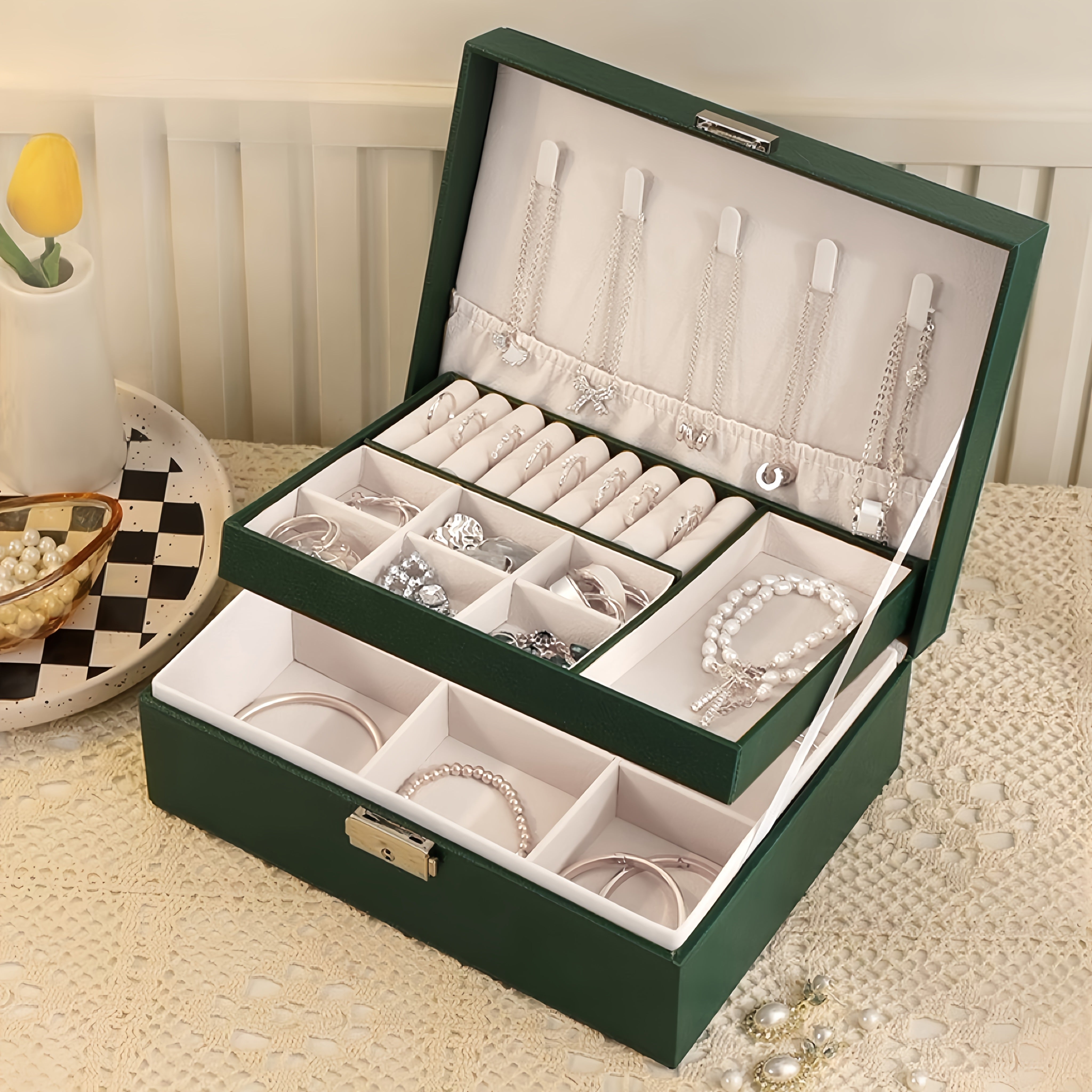 3-qavatli sun'iy charmli zargarlik saqlash qutisi, qulflangan, yumshoq qoplamali tortmalar. Marjonlar, bilakuzuklar, soatlar uchun keng joy. Yashil va oq ranglarda mavjud. Ayollar uchun mukammal sovg'a va