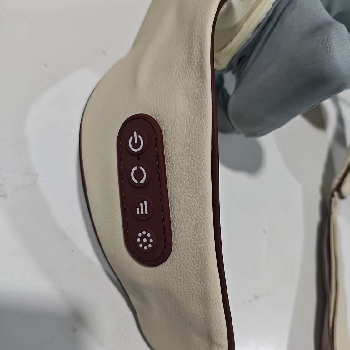 Yuqori sifatli litiy batareyasi bilan elektr bo'yin massajchisi, uzoq batareya umriga ega, yelka va bo'yin uchun bir vaqtning o'zida tugma bosish, haqiqiy so'rish.