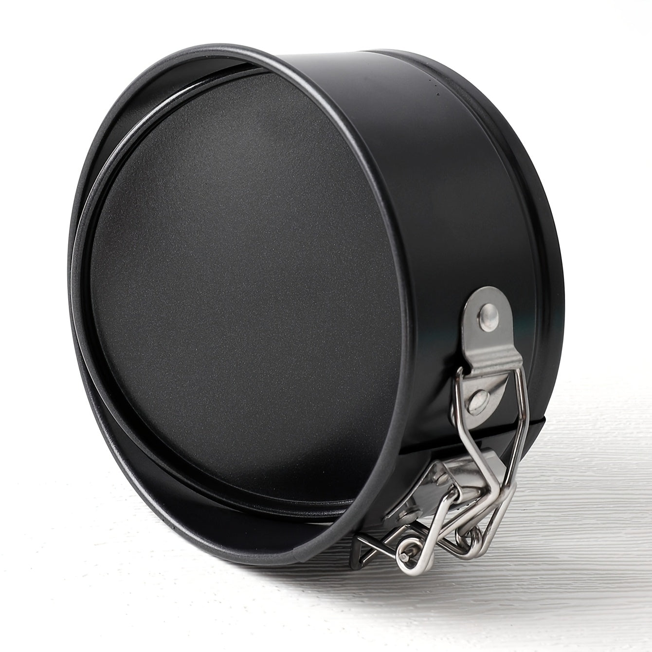 Круглая чугунная форма для выпечки с защелкивающимся дном, оснащенная кольцевой формой с легким освобождением и съемным кухонным аксессуаром для выпечки и приготовления пищи.