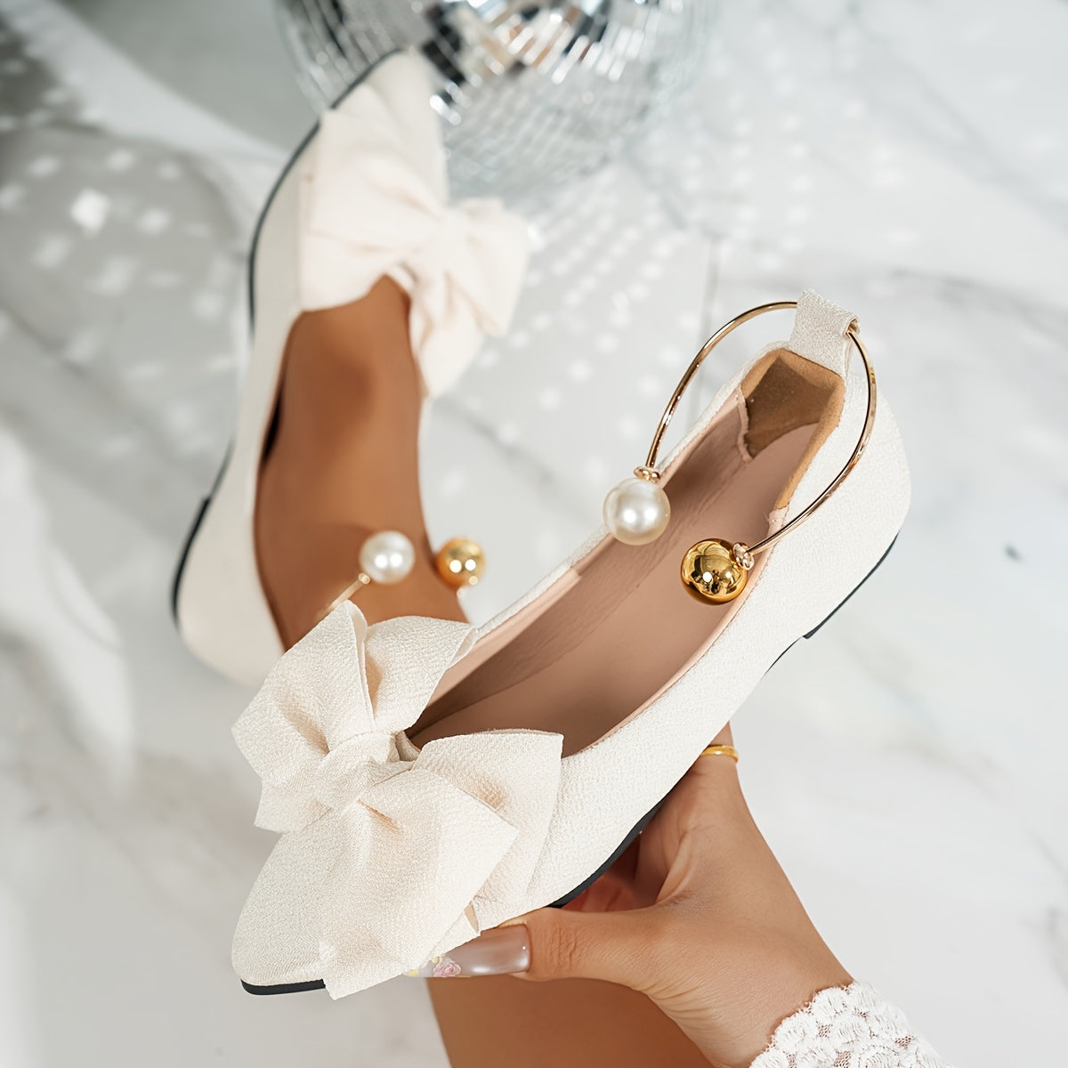 Bailarinas negras de punta con lazo y correa ajustable para mujer