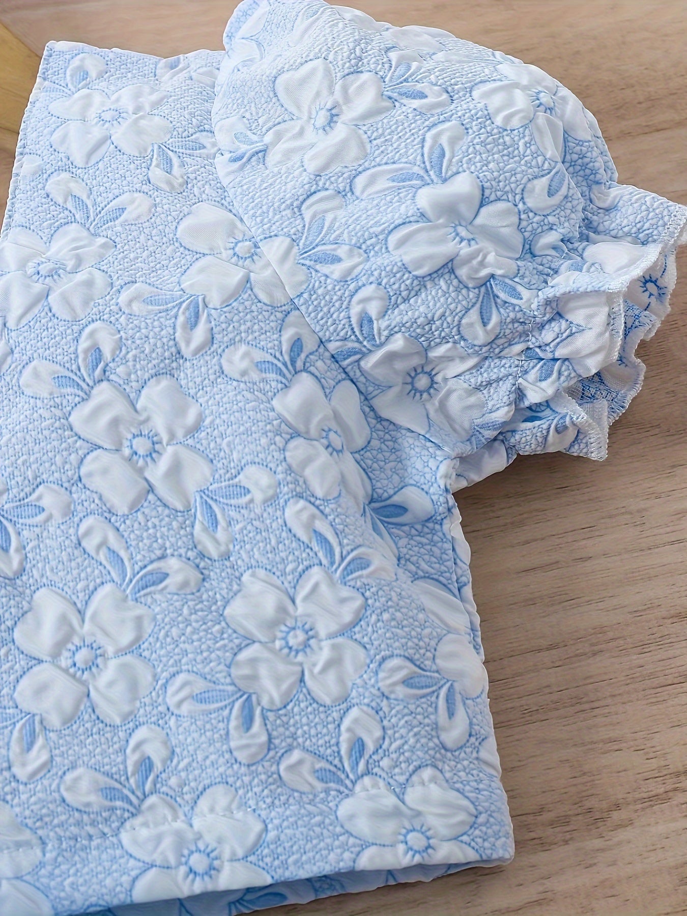 Стильный летний комплект из 3 предметов для женщин в французском стиле, включающий юбку с цветочным принтом, укороченный топ на пуговицах и шорты светло-голубого цвета. Изготовлен из полиэстера, можно стирать в машине, идеально подходит для