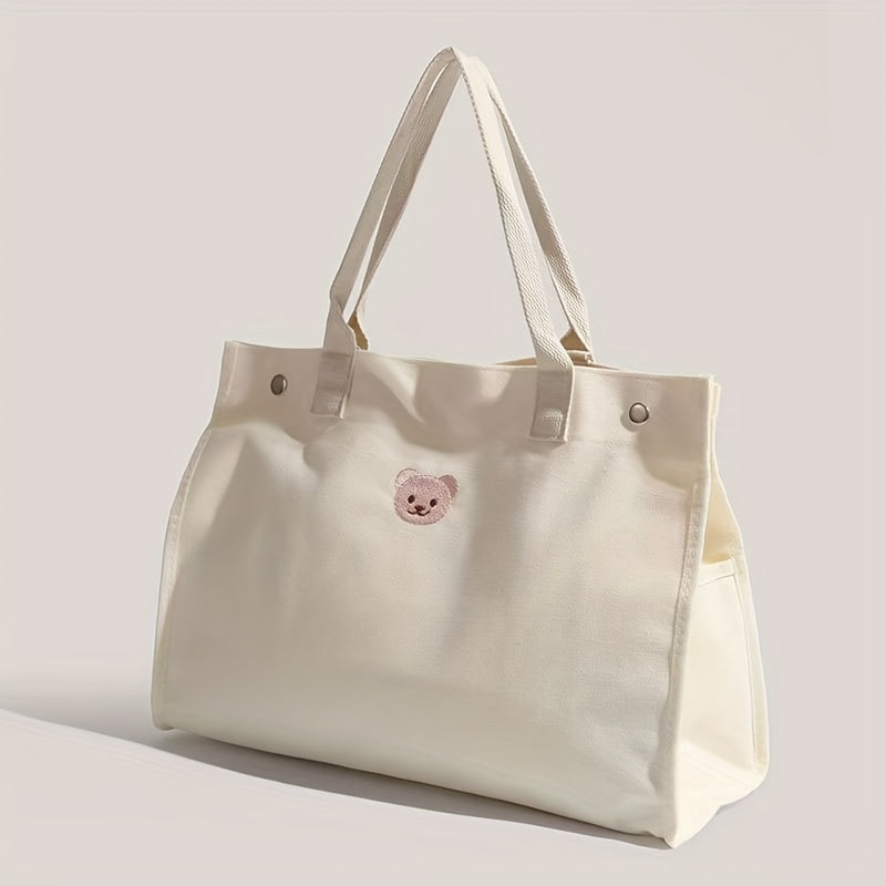 Zarif ayiq mavzusidagi to'plam sumkasi, mustahkam polyesterdan tayyorlangan, tozalash oson va oq rangda, pampers va kundalik zaruriy buyumlarni tashish uchun ideal.