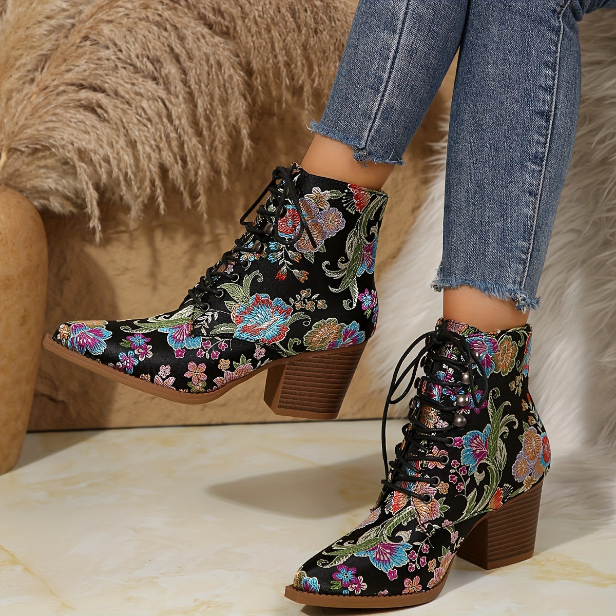 Женские ботинки с цветочным дизайном, заклепками и шнуровкой, на массивном каблуке и с заостренным носком