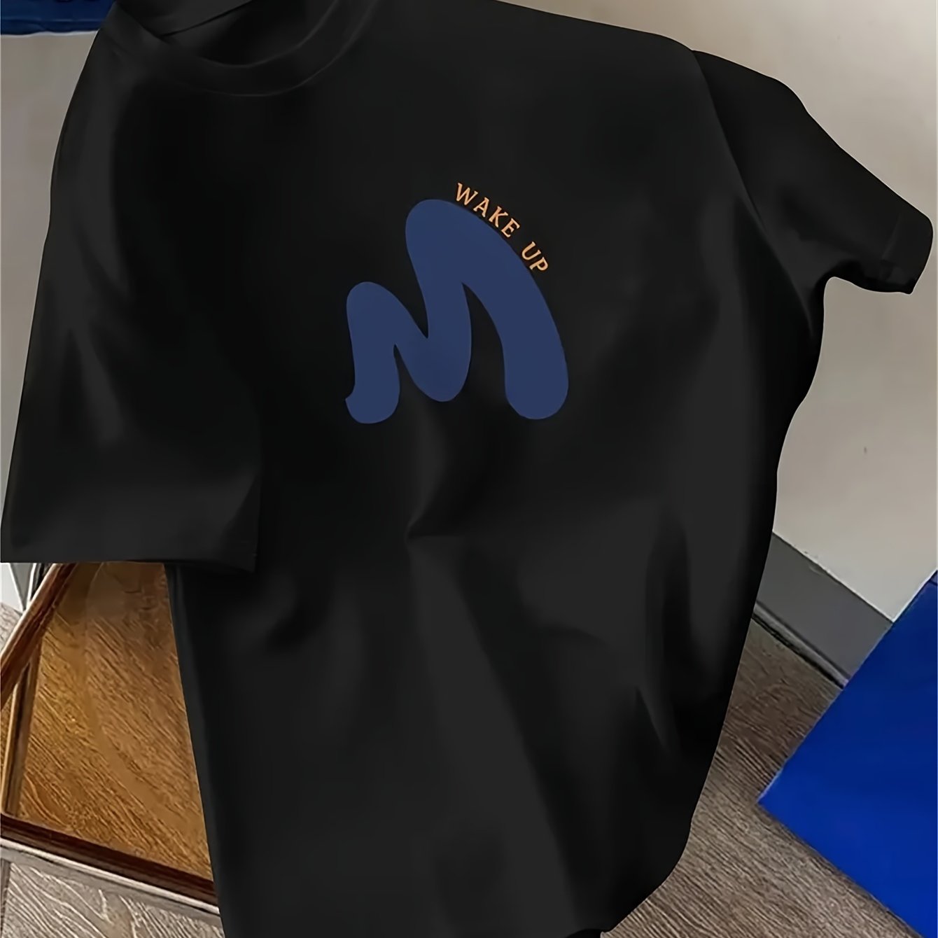 MBDMBD erkaklar uchun grafik futbolkasi "WAKE UP" dizayniga ega. Havo o'tkazuvchi polyester aralashmasidan tayyorlangan, mashinada yuvish mumkin. Yozgi ko'cha kiyimlari uchun ideal bo'lib, noyob M print dizayniga ega.