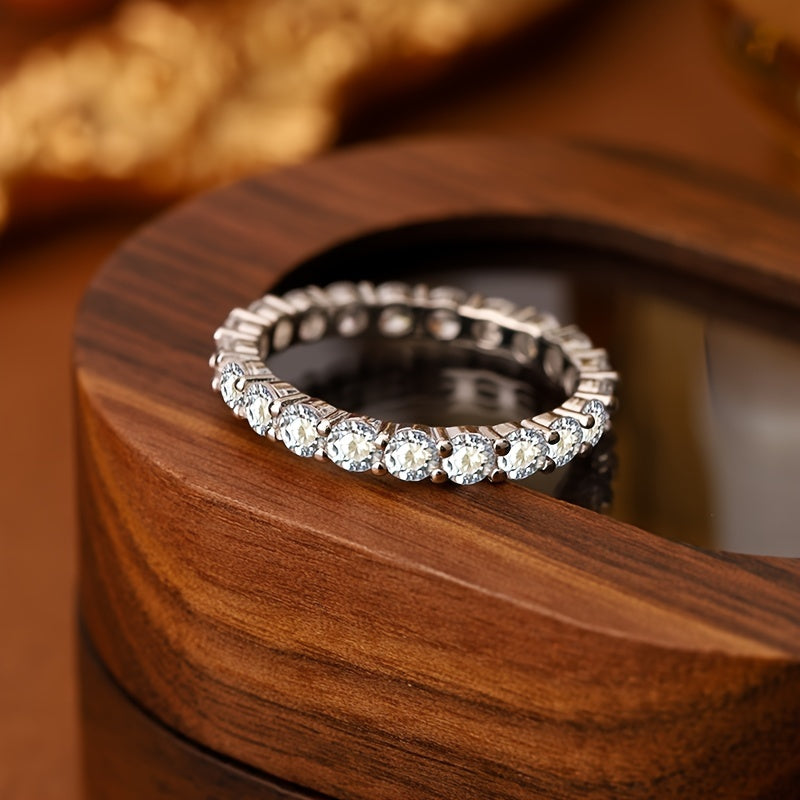 Sleek S925 Sterling Silver Geometrik To'y Halqasi Sintetik Kubik Zirconiya bilan, Juftlar uchun Mukammal, Aprel Tug'ilgan Kuni To'pi, Kundalik Kiymak Uchun Ideal.