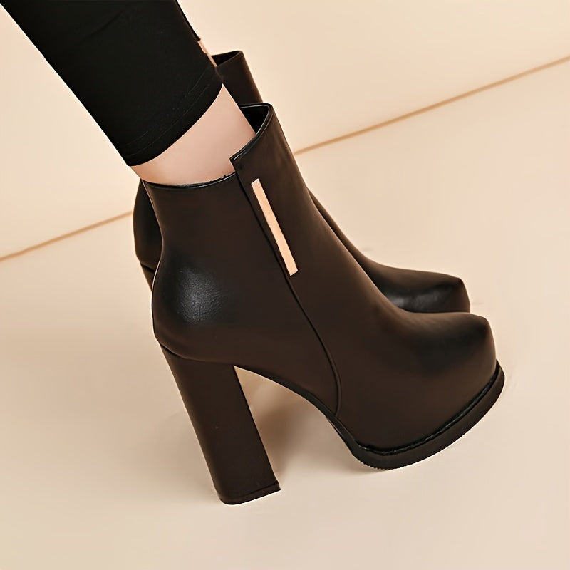 Ayollar uchun bir rangli minimalistik botlar yon zippersi bilan platformali qattiq oyoq kiyimlari