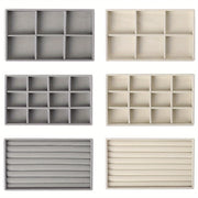 Zargarlik buyumlarini ko'rsatish uchun stol usti saqlash uchun taxta, quloq taqichlari, uzuklar va bilaguzuklar uchun