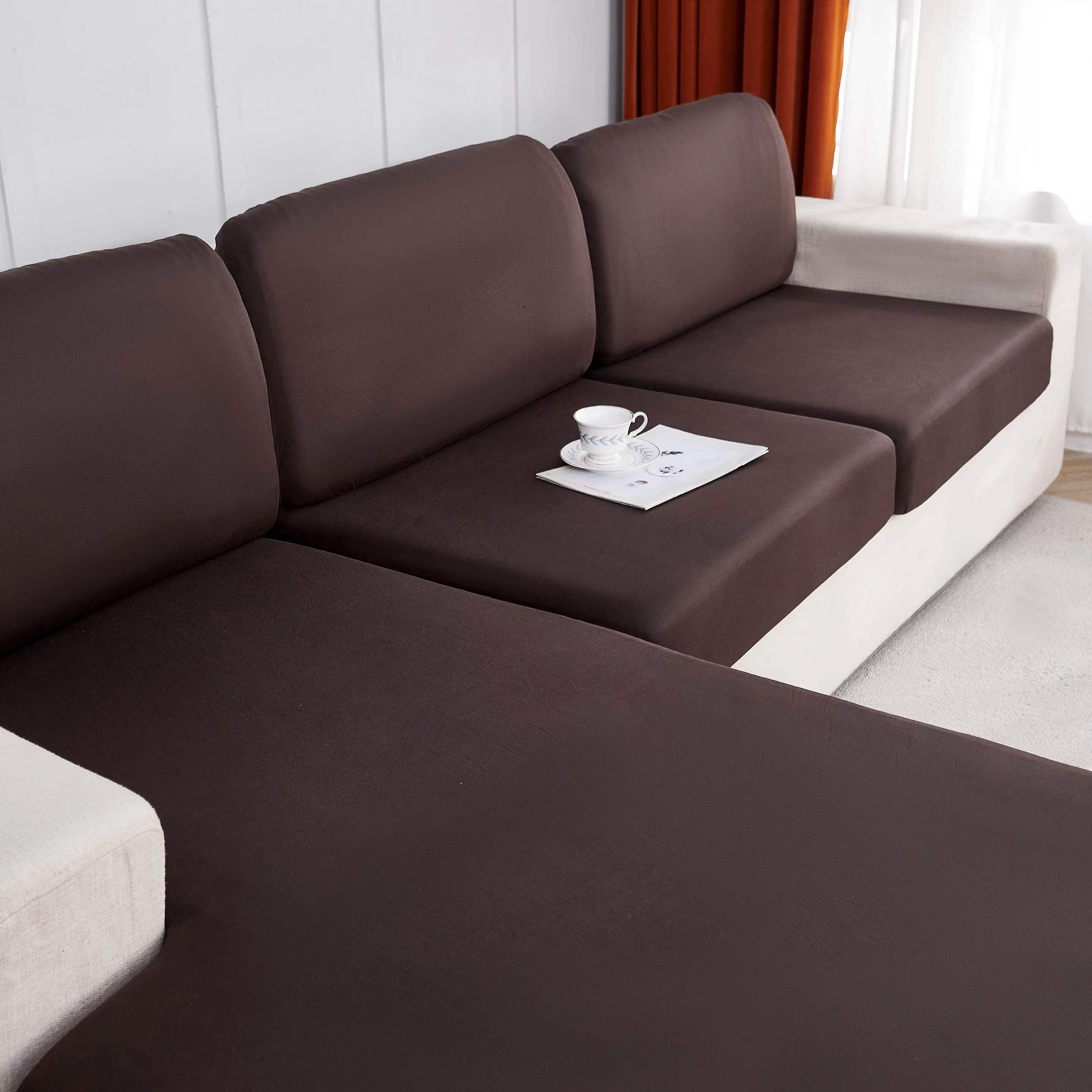 Elastik pastki bilan cho'ziladigan divan yostiq qoplamasi, yashash xonasi divanlarida oson olib tashlash va chizish qarshiligi uchun mo'ljallangan.