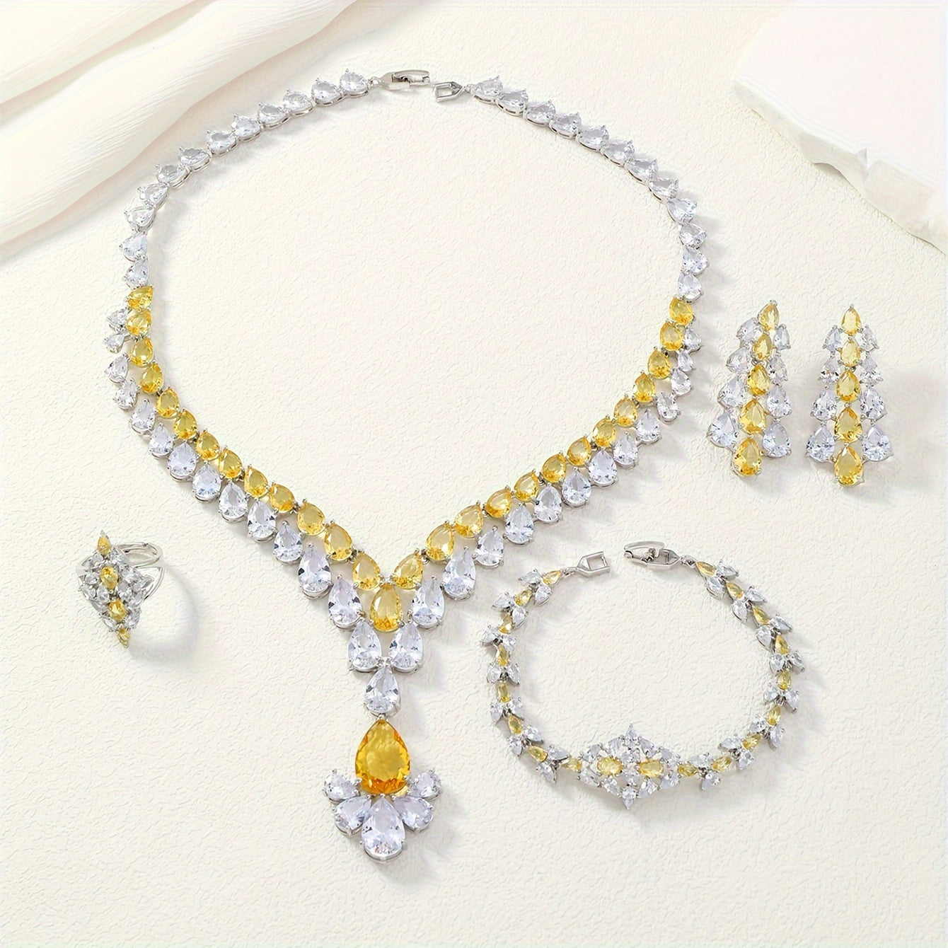 Conjunto de joyería inspirado en Oriente Medio con collar, pulsera, anillo y pendientes de diseño de gota de agua con zirconia y borla