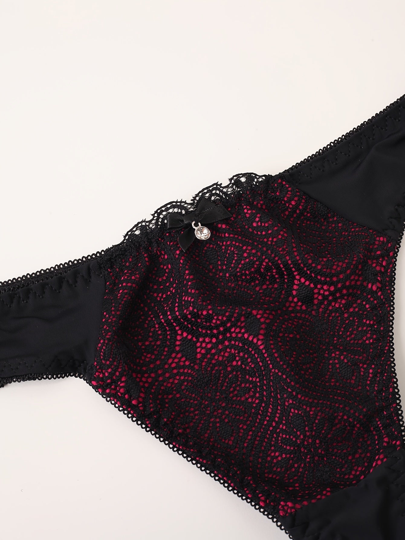 Lace bralet va ichki shimlar vs. ko'taruvchi bralet, bog'ich va rangli blokli thong to'plami ayollar uchun.