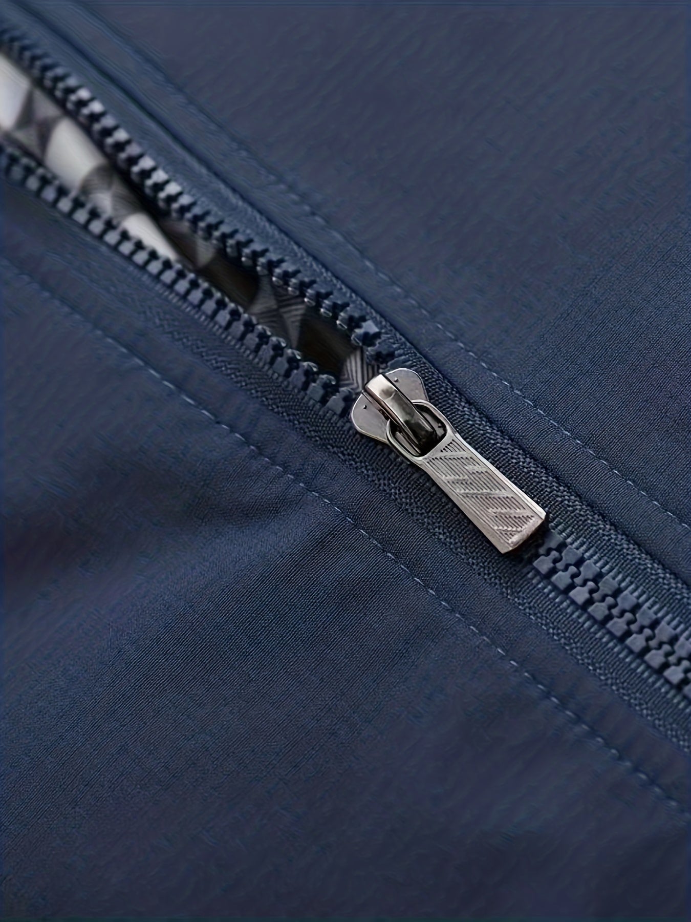 Erkaklar uchun fermuarlı turli ko'ylak, yoz va kuz uchun ideal.