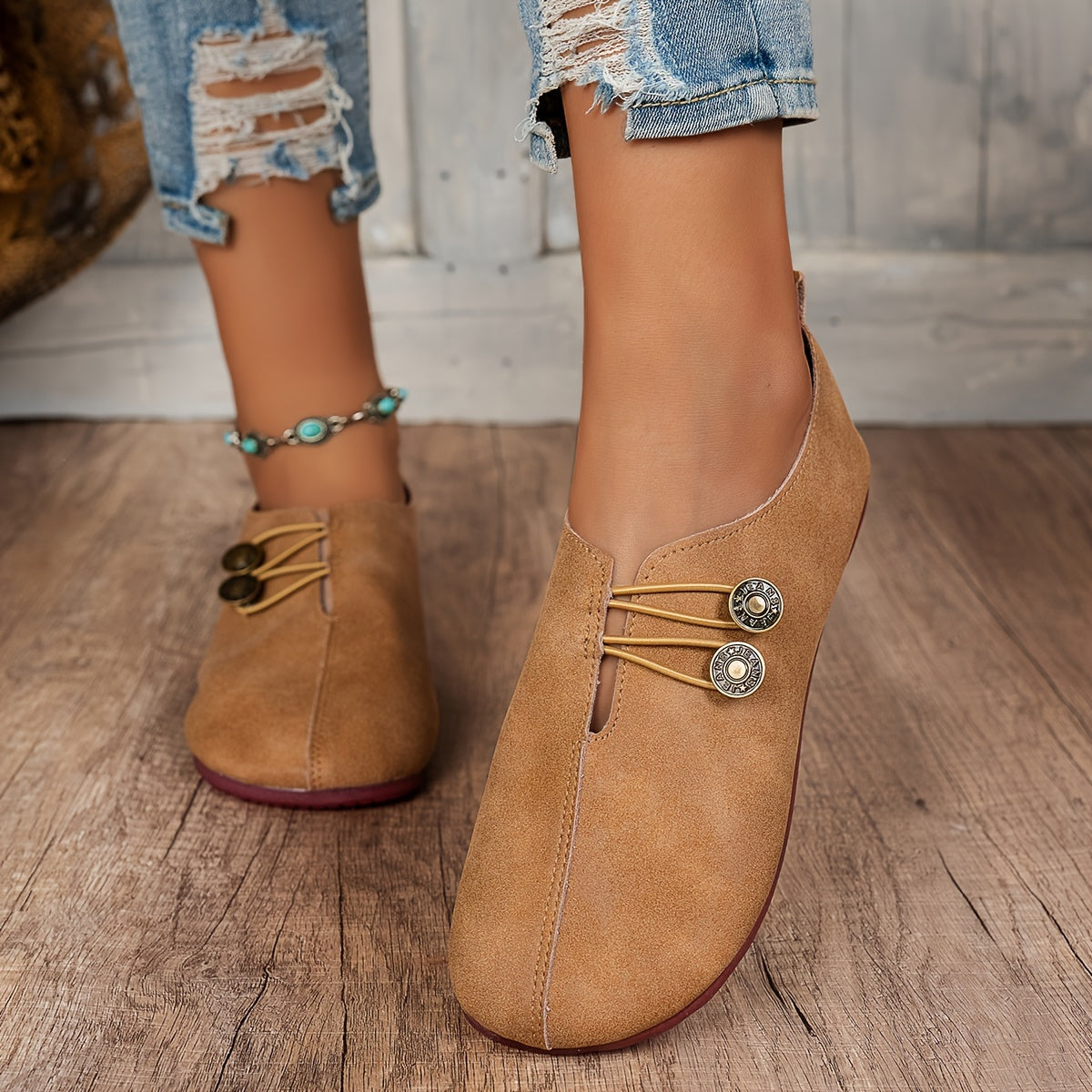 Ayollar uchun tasodifiy bitta poyabzal, yumshoq taglik va dumaloq burchak bilan, tugma bezak va bir xil rangli dizayn bilan.