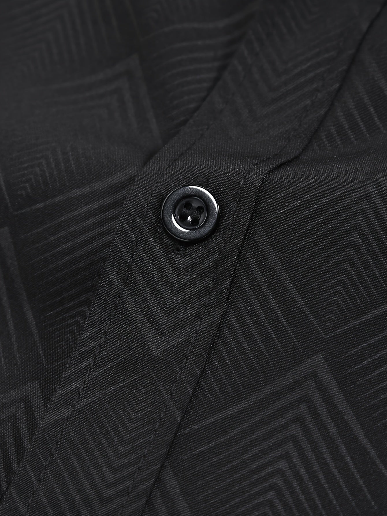 Ijodiy herringbone naqshli bosma ko'ylak, plussiz erkaklar uchun tor kesim. Biznes/rasmiy tadbirlar uchun mos.