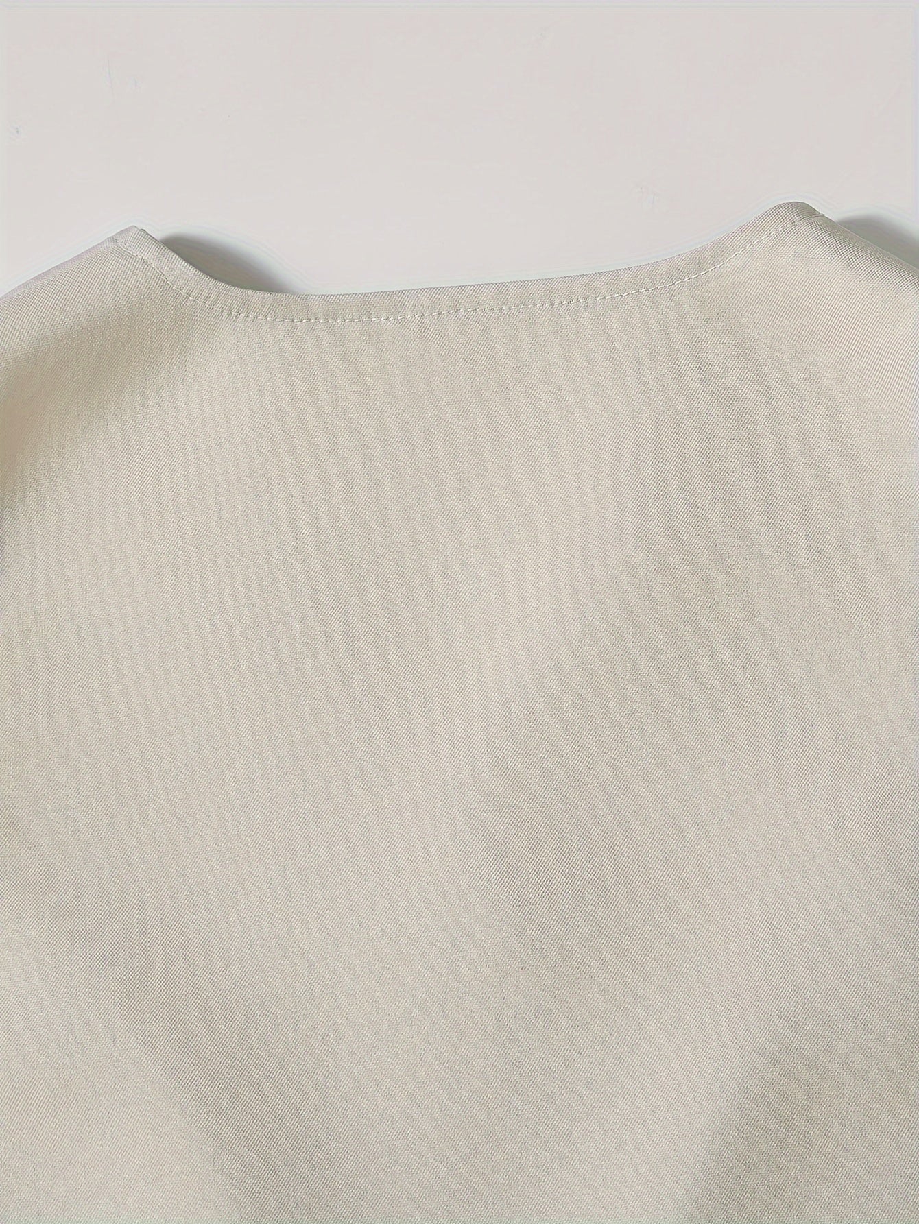 Ayollar uchun zamonaviy ikki qismli to'plam, tugma tafsilotlari bilan v-yuvalangan kesilgan vest top va yuqori belli kostyum shimlarini o'z ichiga oladi. 97% polyester va 3% elastan materialidan tayyorlangan, biroz cho'ziluvchan. Ideal for