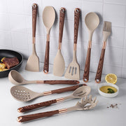 Silicone yog'och to'qimalari spatula, yopishmaydigan qoplama va issiqqa chidamli tutqich bilan, uyda pishirish uchun zarur bo'lgan oshxona asbobi