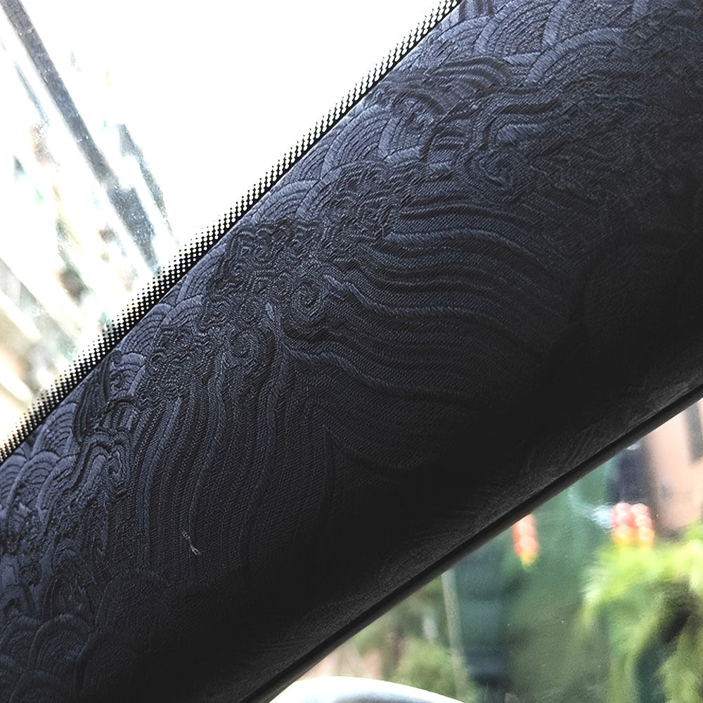 JDM ilhomlangan o'z-o'zidan yopishadigan avtomobil ichki dekorlari, tom va A ustunlari uchun zamonaviy tikuv va oltin folga aksentlari bilan multfilm dizaynlarida.