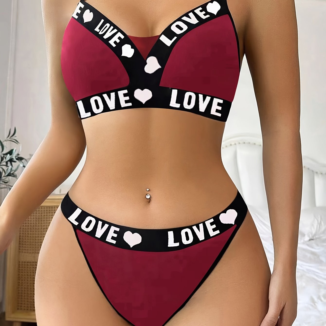 Kontrast trim bilan letter printli kamizol va ichki kiyim to'plami - jozibali ayollar ichki kiyimlari.