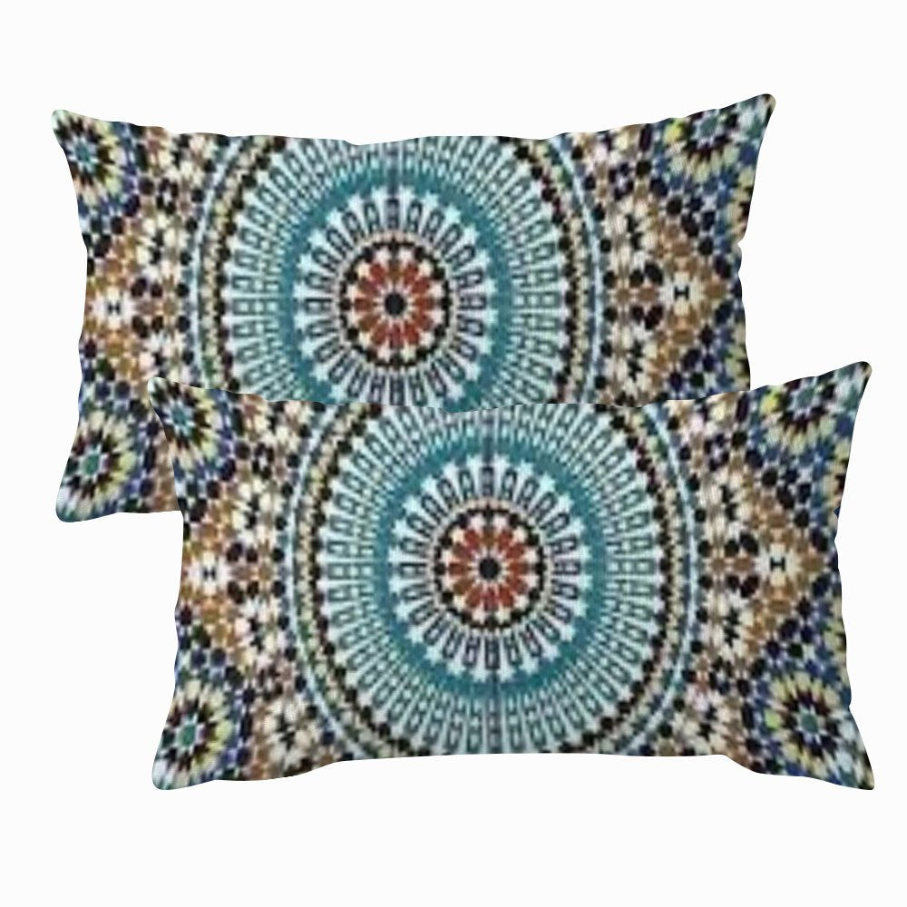 Ikki dona Marokash Zellij san'ati naqshli yostiq qopqog'i to'plami, har biri 30.48x50.8 sm o'lchamda. Divan yoki yotoq xonasi bezatishiga uslub qo'shish uchun mo'ljallangan ikki tomonlama qisqa plush dizayni mavjud.