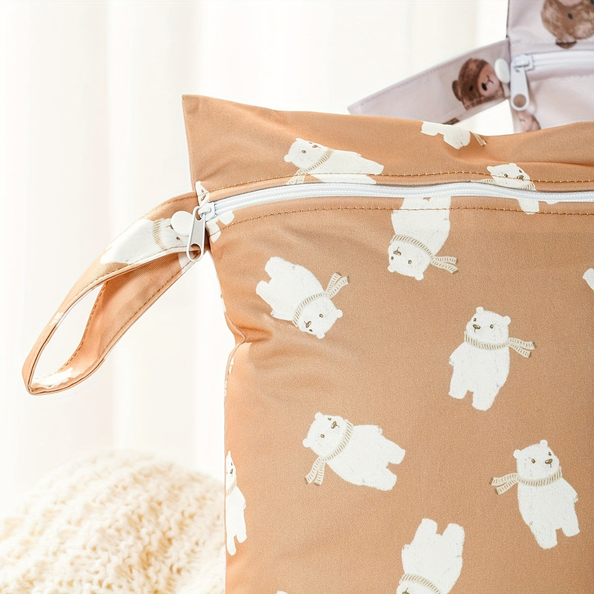 Два водонепроницаемых мешка для влажных вещей, которые можно стирать и использовать в качестве сумок для подгузников. Это многофункциональные мешки для хранения подгузников, которые также могут использоваться как мешки для влажных/сухих вещей.