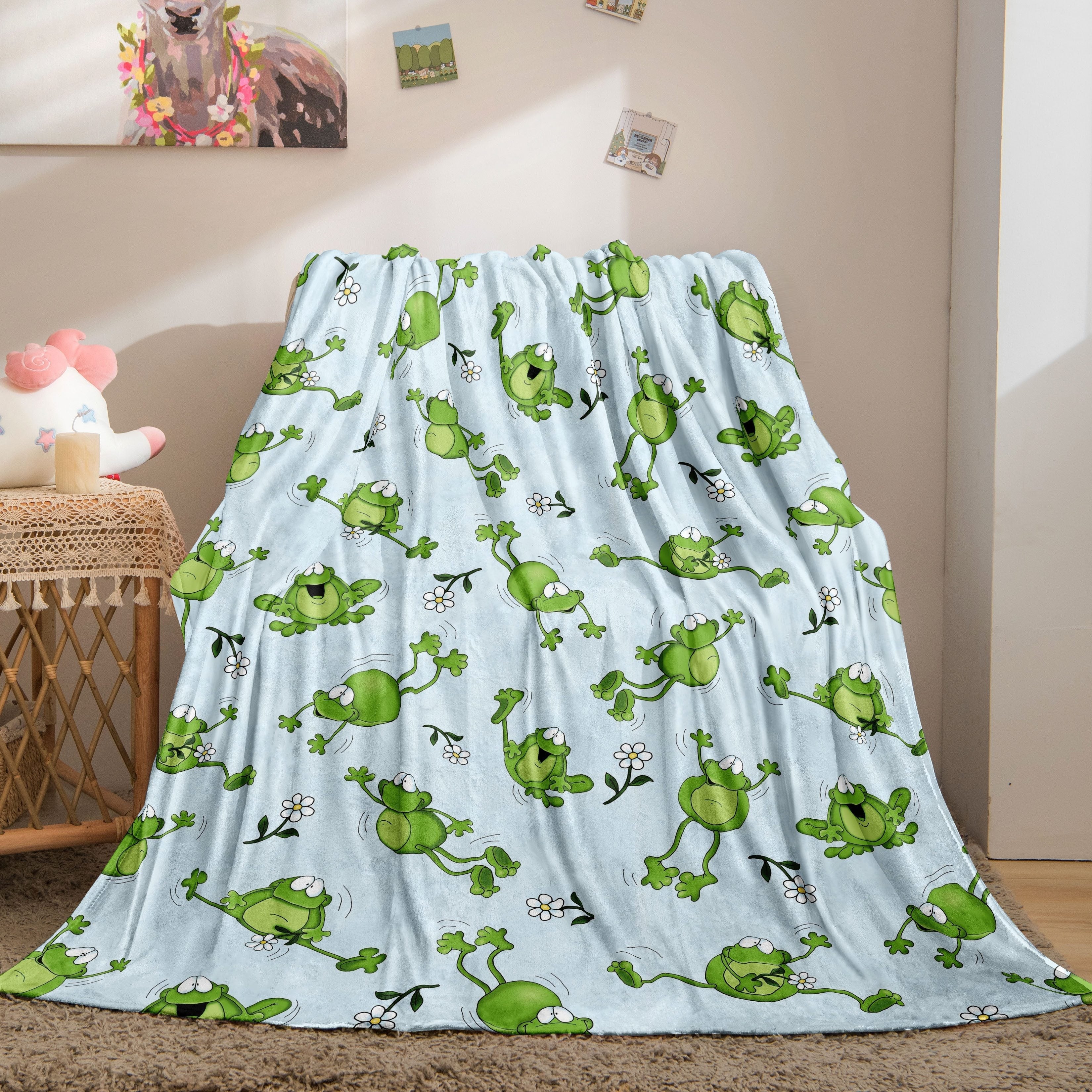 Cuddly Frog Pattern Flannel Throw Blanket Polyester Skin-Friendly All-Season