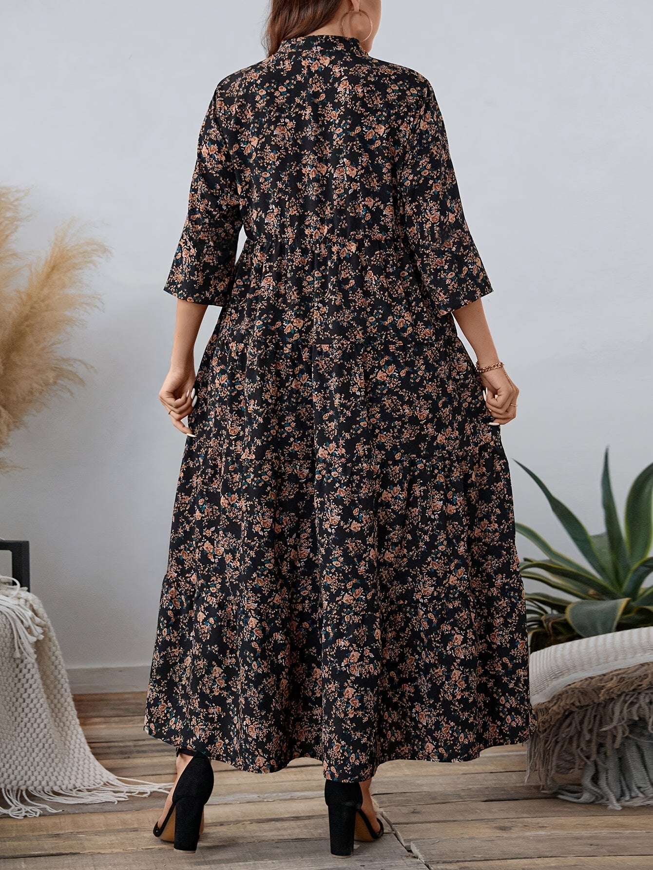 Элегантное платье-миди с цветочным принтом и V-образным вырезом из полиэстера, с пеплум-отделкой