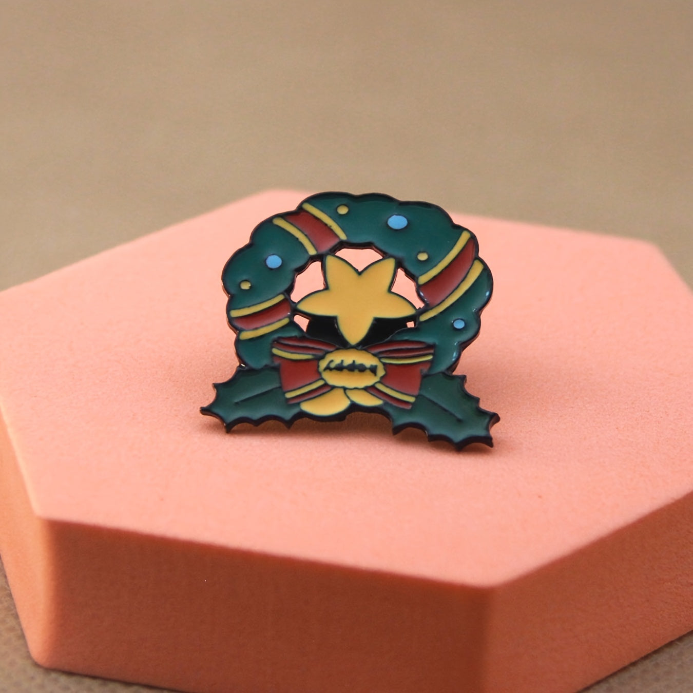 9 ta Rojdestvo broshlari to'plami, Santa, qoraxona, multfilm uslubidagi alloy pinlar, kalitlar va kurtkalar uchun