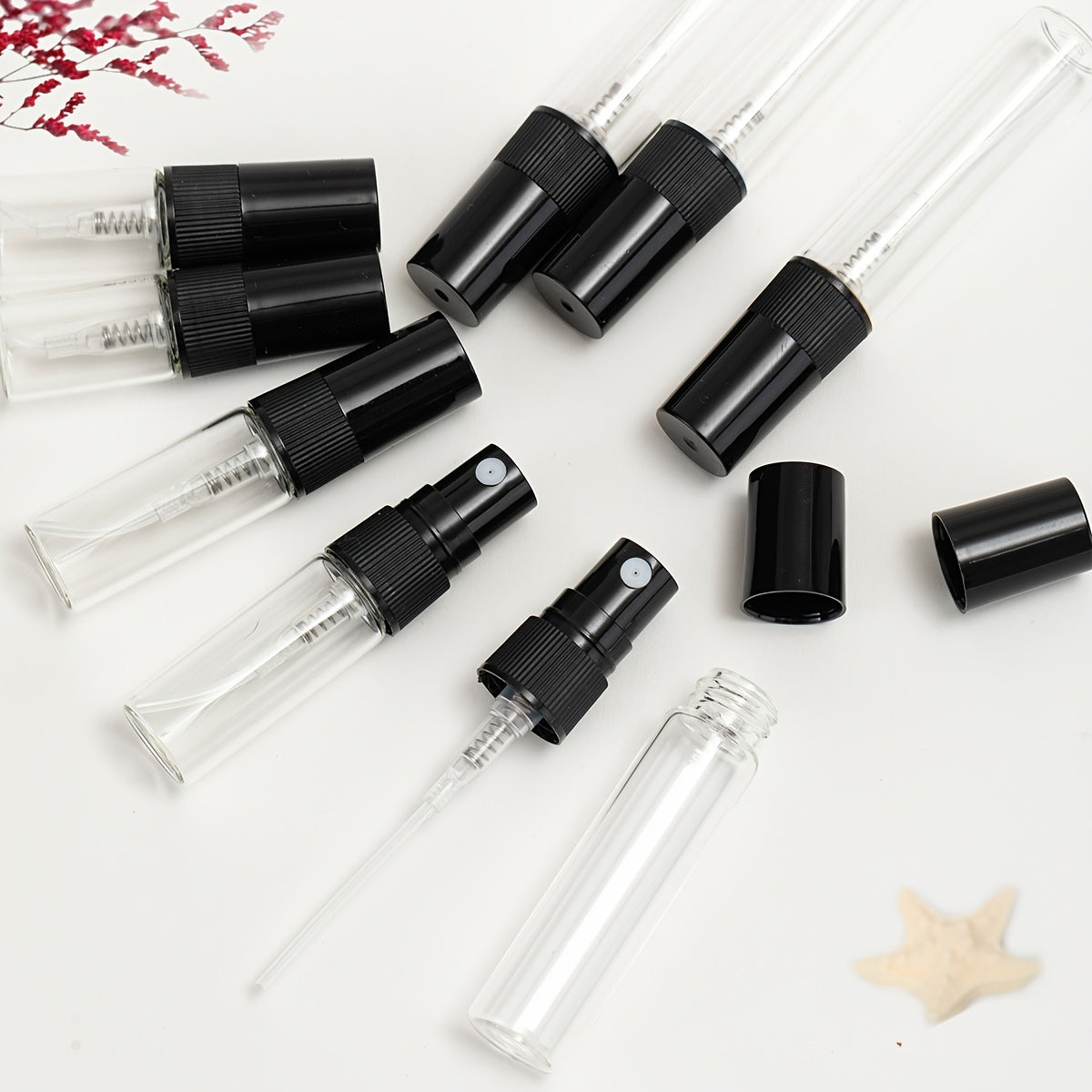 56 прозрачных стеклянных флаконов для духов с многоразовыми распылителями различных размеров, идеально подходящих для путешествий и увлажнения.