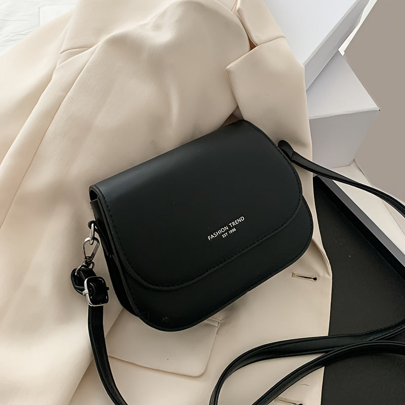 Silliq va zamonaviy ot bag'aji, tasodifiy tuzilishga va minimalist dizaynga ega, yelka ustida yoki diagonaldan taqilishi mumkin.